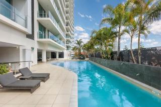 Sunny Coastal Retreat with Poolside Escape - Gold Coast - 0