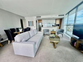 Sunny Coastal Retreat with Poolside Escape - Gold Coast - 5