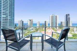 Sunny Coastal Retreat with Poolside Escape - Gold Coast - 9