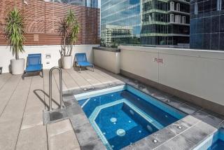Stylish City Getaway with Pool Gym Parking - Brisbane - 7