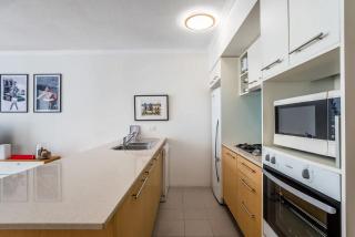 Stylish City Getaway with Pool Gym Parking - Brisbane - 1