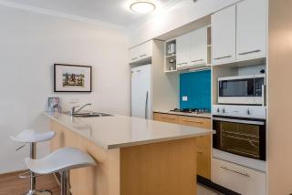 Stylish City Getaway with Pool Gym Parking - Brisbane - 2