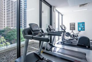 Stylish City Getaway with Pool Gym Parking - Brisbane - 4