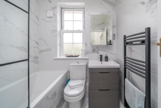 Urban Escape - Spacious 3-Bedroom Home Close to Canary Wharf - London - 1