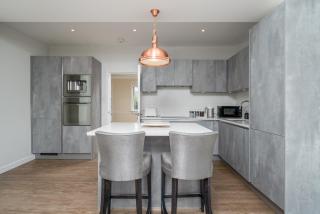 Urban Escape - Spacious 3-Bedroom Home Close to Canary Wharf - London - 4