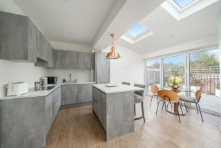 Urban Escape - Spacious 3-Bedroom Home Close to Canary Wharf - London - 8