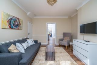 Urban Escape - Spacious 3-Bedroom Home Close to Canary Wharf - London - 9