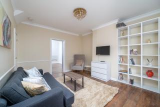 Urban Escape - Spacious 3-Bedroom Home Close to Canary Wharf - London - 3