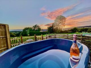 Intimate Hot Tub Getaway, Cosy Couples Retreat - 6