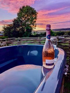 Intimate Hot Tub Getaway, Cosy Couples Retreat - 9