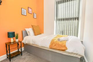 Spacious and Comfy 4 Bedroom House, Parking, Wifi - 2