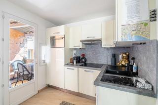 LE CONTEMPORAIN adorable avec petite terrasse, emplacement idéal dans le centre - 2