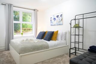Silver Pines King bed 2 BR apartment - Manchester - 4