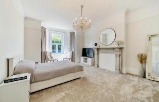Freshly decorated 2 bedroom apartment 10 mins from Cotswolds Child Friendly Great location with plenty of nearby free parking freestanding bath and outdoor private terrace area - 0
