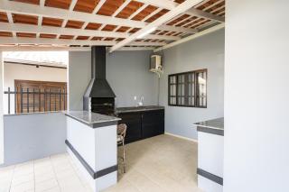 Casa ampla e confortável 3 Quartos, Churrasqueira, Cozinha completa, Ar condicionado, Wi-Fi, 300m da Praia, 3 vagas de garagem, a 4,2 quilometros do Beto Carreiro - Penha - 1