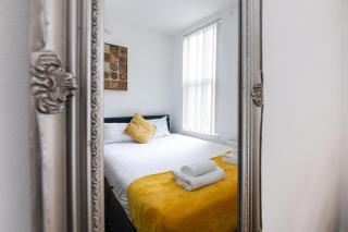 2 Bedroom 2 Bathroom sleep 6 Free secure parking - 3