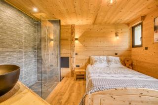 l'écureuil, chez le charpentier d'antan, la chaleur du bois, le calme de la campagne - 3