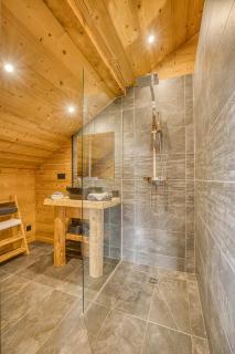 l'écureuil, chez le charpentier d'antan, la chaleur du bois, le calme de la campagne - 5