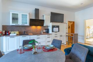 LiT LiVING - Luxury Penthouse - Box Spring - 6