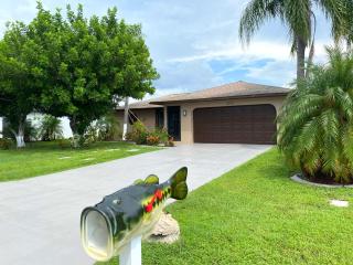 Cozy Coral Cottage with Tiki Hut, Mini Golf, Arcade and Grill - Cape Coral - 0