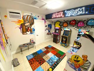 Cozy Coral Cottage with Tiki Hut, Mini Golf, Arcade and Grill - 1