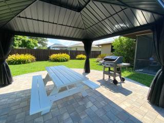 Cozy Coral Cottage with Tiki Hut, Mini Golf, Arcade and Grill - Cape Coral - 6