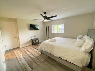 Cozy Coral Cottage with Tiki Hut, Mini Golf, Arcade and Grill - Cape Coral - 4