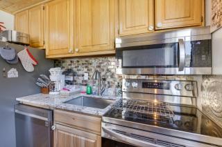 Ski-In Red River Retreat Balcony, Mountain Views! - Red River - 1