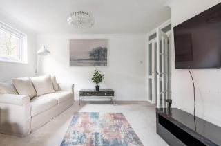 Spacious 1 bed apartment with parking & balcony! - Bromley - 0