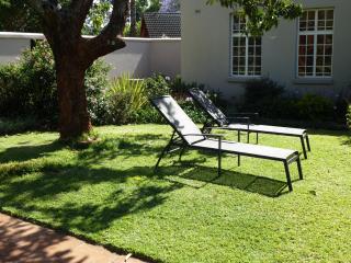 Modern studio set in an expansive garden - 2253 - 5