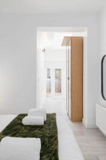Modern 3 Bedroom House Edgware - Edgware - 3