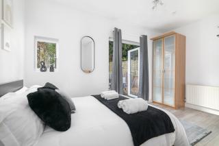 Modern 3 Bedroom House Edgware - Edgware - 9