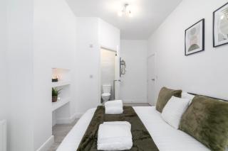 Modern 3 Bedroom House Edgware - Edgware - 5