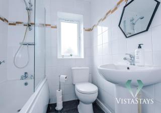Large 5 Bedroom House with Pool Table & Parking by Vista Stays Short Lets Manchester - Manchester - 5