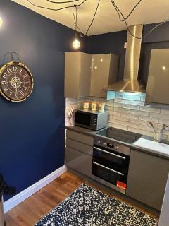 Grammar School Yard Four Bedroom Free Parking - 1