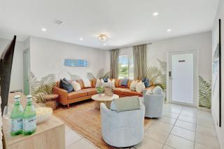 Luxury Heated Pool Oasis-10 mins to BEACH- Fast WiFi - 8