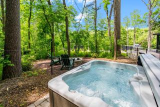 Cute Riverside Cabin w Hot Tub Fire Pit & Kayaks - Rileyville - 9