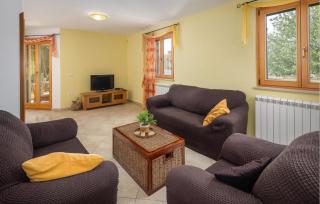 Amazing Home In Golubovo With Jacuzzi - Krnjaloža - 8