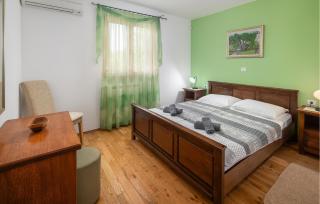 Amazing Home In Golubovo With Jacuzzi - Krnjaloža - 5