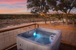 Airstream Getaway - Hot Tub & Fire Pit - Luckenbach - 9