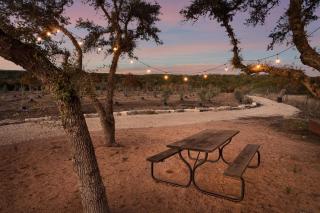 Airstream Getaway - Hot Tub & Fire Pit - Luckenbach - 7