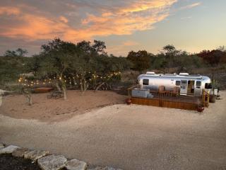 Airstream Getaway - Hot Tub & Fire Pit - Luckenbach - 2