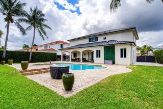 Luxury Tropical Living , 4BR w Backyard Pool Oasis - 0
