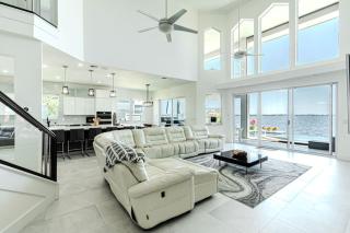 Breathtaking 6BD Riverfront Mansion w Pool - 9
