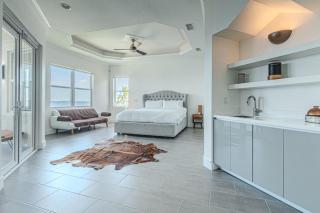 Breathtaking 6BD Riverfront Mansion w Pool - Cape Coral - 8