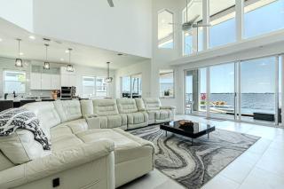 Breathtaking 6BD Riverfront Mansion w Pool - Cape Coral - 2