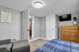 5 Bedroom, 6 Bed Cozy and Spacious Home - Lansing - 2