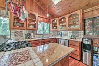 Tropical Cabana with Deck, Hot Tub and Lush Scenery! - Keaau - 4