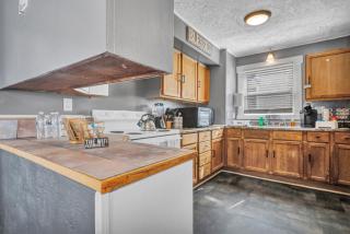 Spacious 3 Bedroom, 4Bed Cozy Home - 8