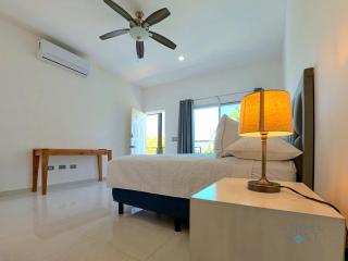 Commercial Zone Studios, Pool, BBQ and Beach 7 Blocks - 7